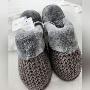 NEW Just Be Plush Gray Women's Slippers With Cableknit Upper. Sz 5/6
